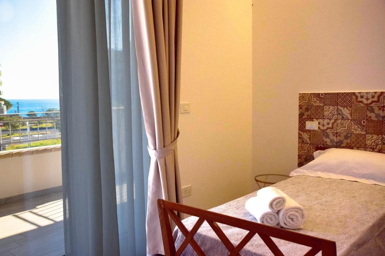 Accomodati B&B マリーナ・ディ・ジョイオーザ・イオーニカ エクステリア 写真